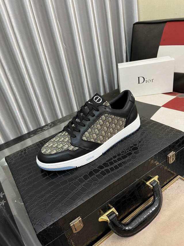 出厂价： Dior 迪奥低帮潮流运动休闲男鞋，鞋面采用意大利进口品牌印花面料+牛皮设计。羊皮垫脚，耐磨大底！款式高调大气，上脚百搭时尚，码数38-443色可选